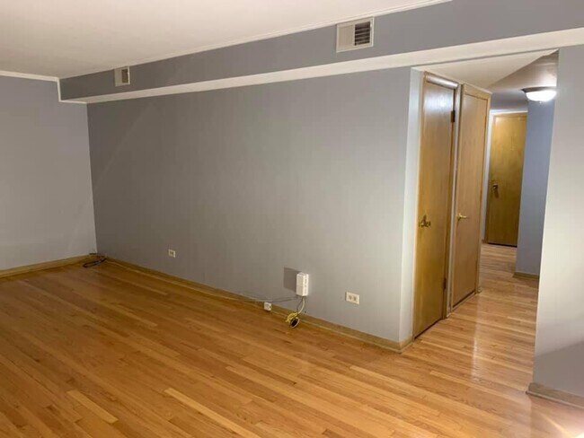 Sala de estar - 7537 W Higgins Rd