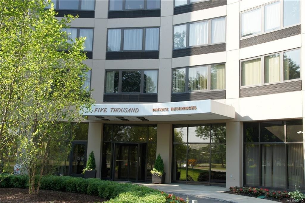 Primary Photo - 5000 Town Center Dr