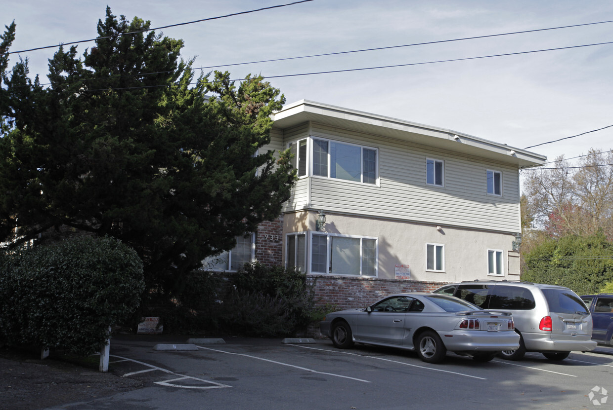 Building Photo - 933 Hough Ave