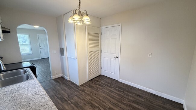 Foto del edificio - 608 Ravenswood Dr