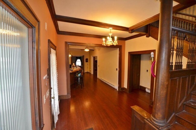 Interior Photo - 109 E Washington St