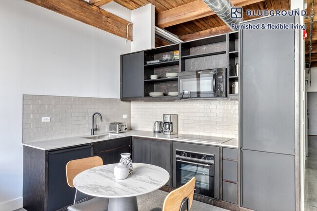 Foto del edificio - 2061 N Southport Ave