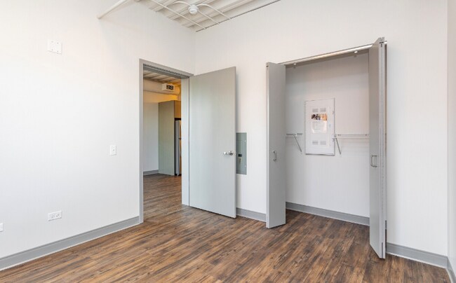 Photo - 900 W Dakin St Apartment