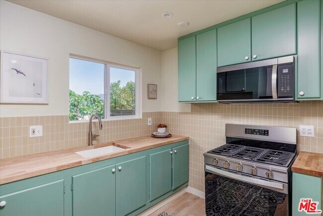 Foto del edificio - 2467 Silver Ridge Ave