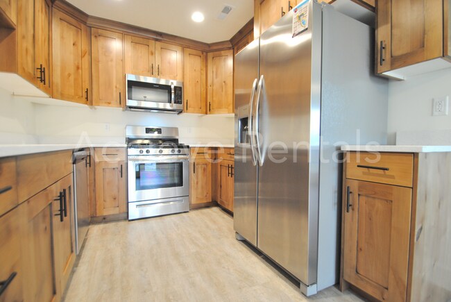 Building Photo - Mountain-View Townhome | 30 Minutes to Ogden & Close to Snowbasin