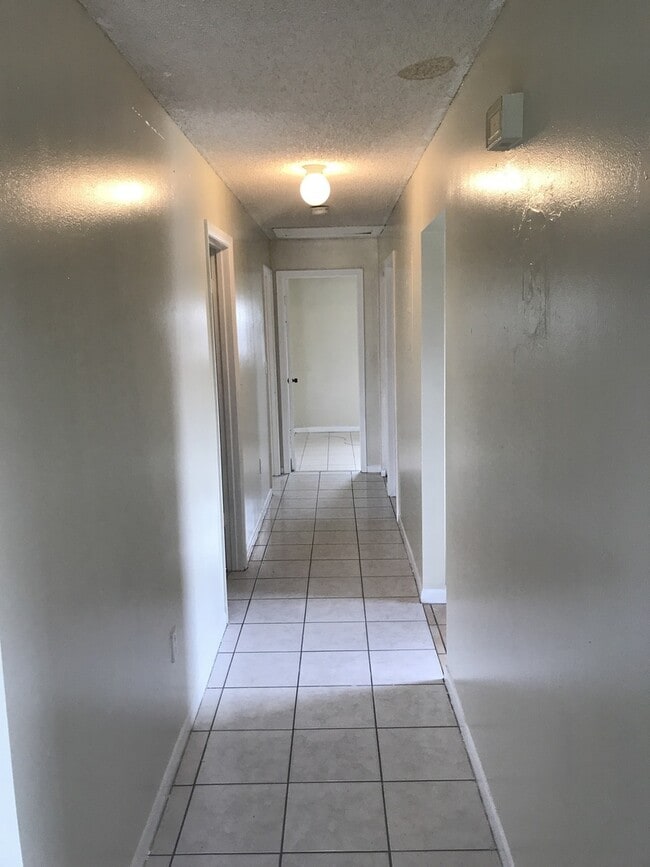 Building Photo - Large 3-2 house in Oakland Park