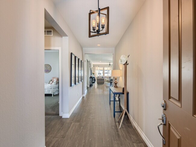 Building Photo - Castle Oaks 6 Bedroom Home With Finished Basement (Available September 7th)