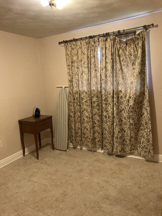 Foto del edificio - 1337 Maplewood Dr