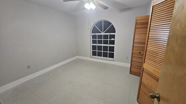 Building Photo - 5431 SW 143rd Ave