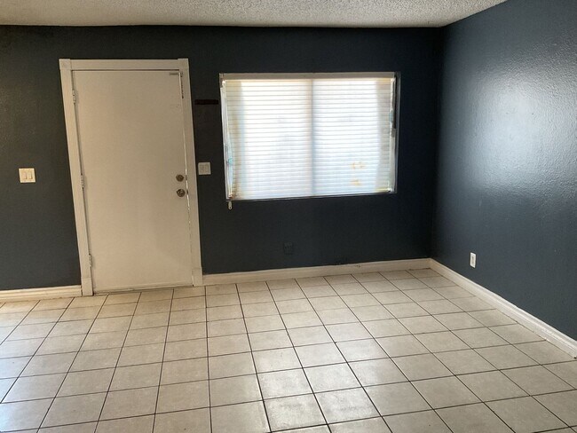 Foto del edificio - Charming 2-Bedroom Unit in a Well-Maintained 4-Plex!