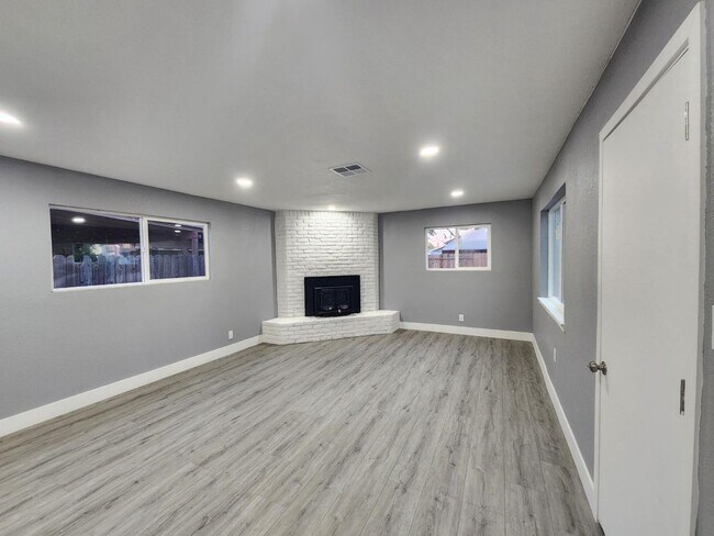 Foto del edificio - Charming 3-Bedroom Home for Rent in a Quie...