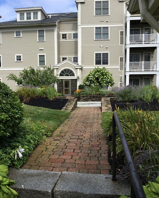 Building Photo - ***NEW TO MARKET*** Penthouse at Marblehea...