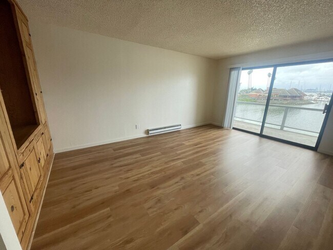 Foto del edificio - $500 Move-In Special!!! BEAUTIFUL WATER VIEW 1BD/1BA CONDO AVAILABLE AT WATERGATE COMPLEX!!