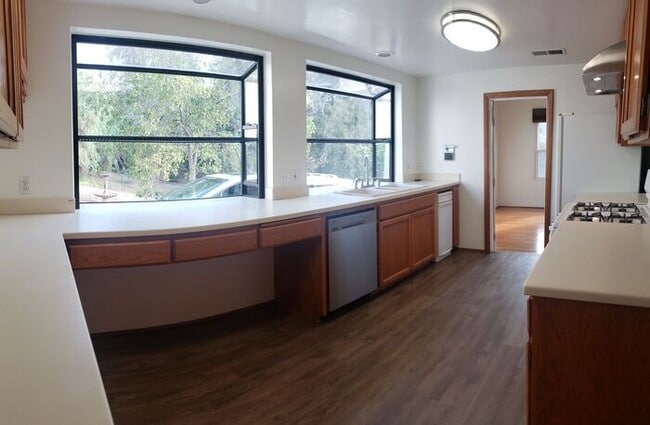 Building Photo - Gorgeous 3bdr home on spacious privately f...