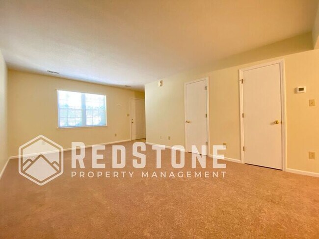 Building Photo - 2 Bedroom 1.5 Bath - Apartment
