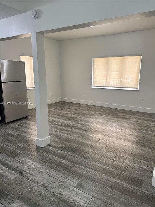 Foto del edificio - 2500 NE 192 St