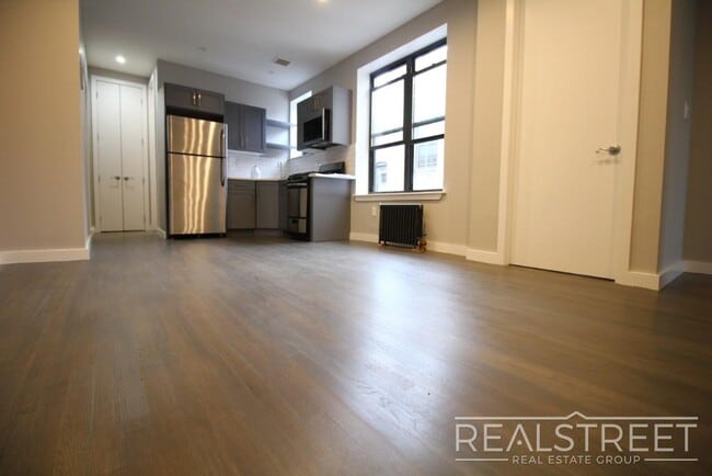 Building Photo - 2 BR in Crown Heights!