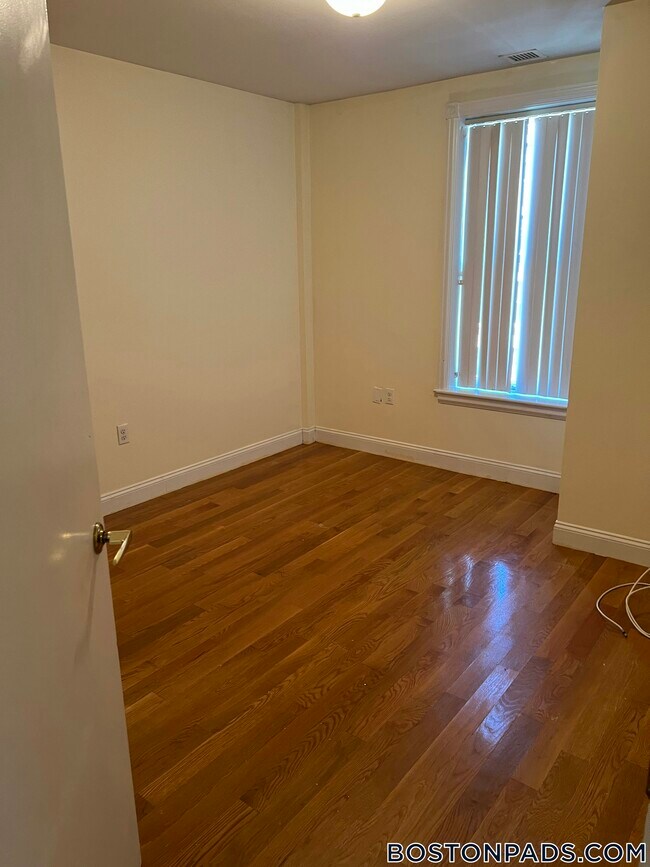 Foto del edificio - 90 Westland Ave