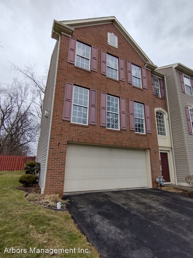 3 br, 2.5 bath House 4201 Ivanhoe Drive House Rental in Monroeville