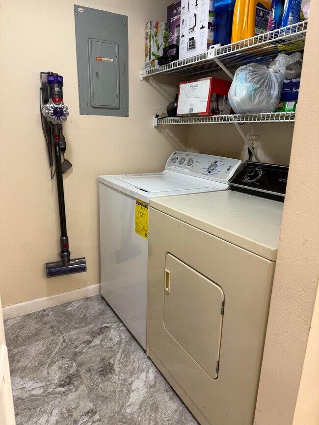 Foto del edificio - 329 Knotty Pine Cir