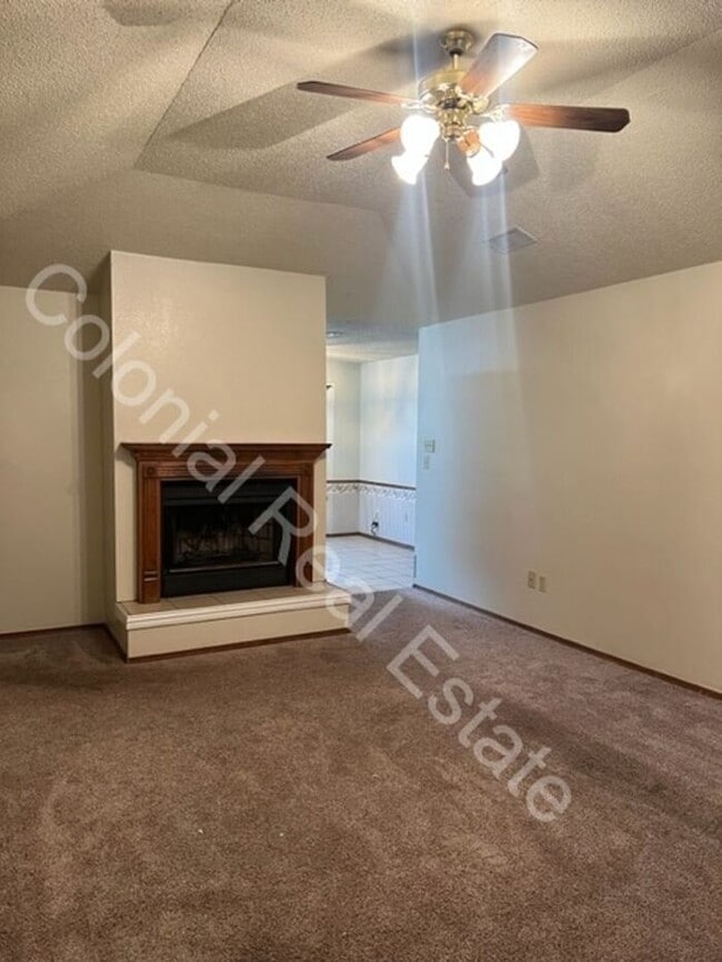 Building Photo - Spacious 3 Bed/2 Bath home with a fireplace!