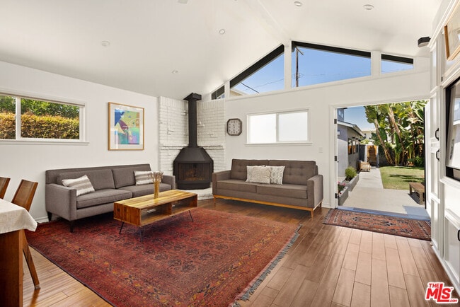 Building Photo - 1089 Palms Blvd
