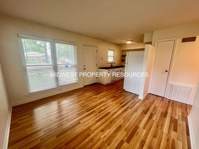 Building Photo - 613 NW Fieldcrest Dr