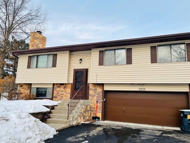 Foto del edificio - Charming 3BR Townhome in Shoreview-55126