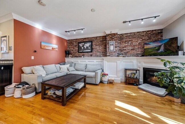 Foto del edificio - 673 E 2nd St