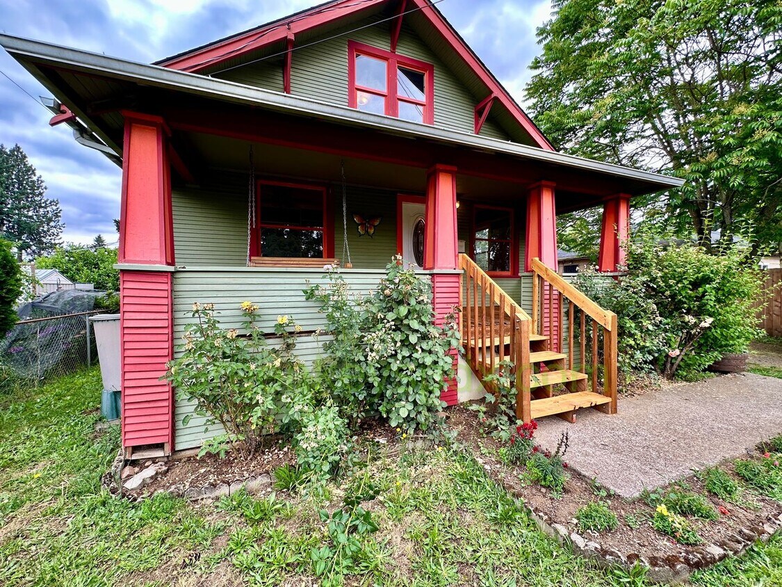 Primary Photo - 2-Bedroom House with Fully Fenced Backyard...
