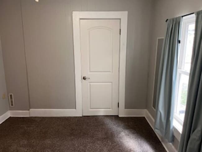 Building Photo - Just minutes away from IUPUI's campus and ...