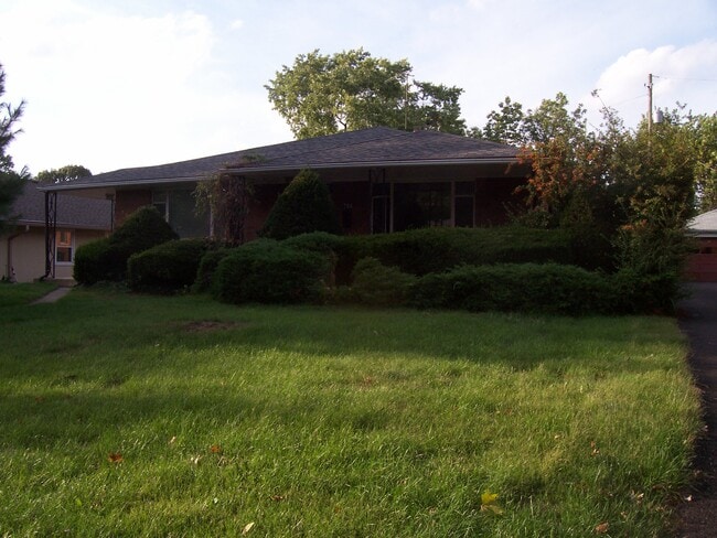 Building Photo - 704 Fairlawn Dr