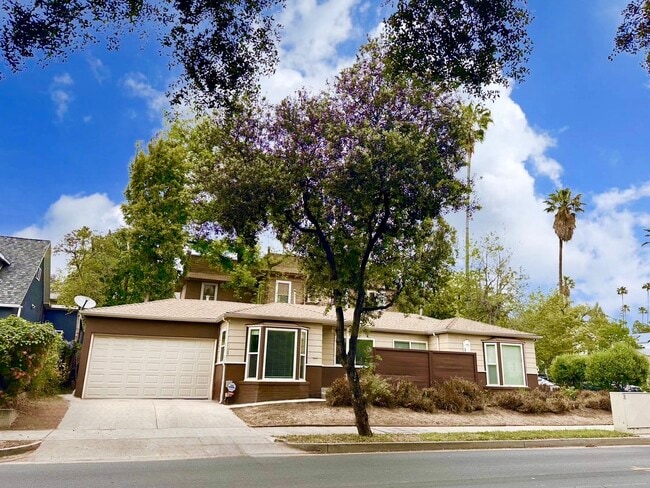 Building Photo - 915 N Los Robles Ave