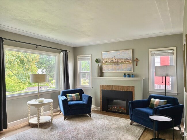 New electric fireplace in living room - 4112 Gladstone St