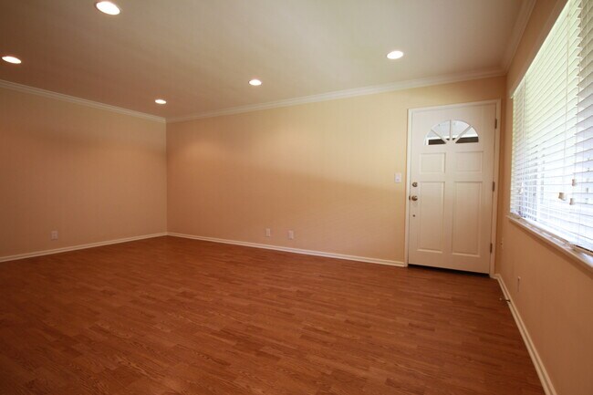 Building Photo - 364 Cliff Dr