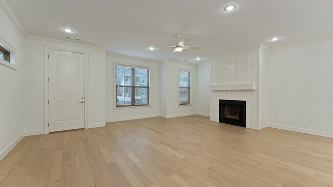 Foto del edificio - "Spacious 4-Bedroom Retreat with Fireplace on West Bronco Drive – Fayetteville's Hidden Gem!"
