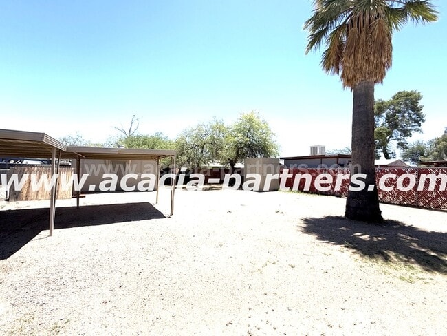 Building Photo - 2 Bedroom home on a large lot
