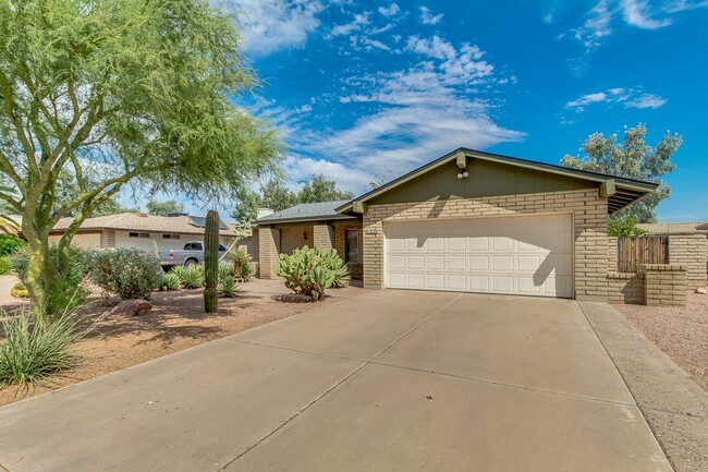 Building Photo - 3 BEDROOM, 2 BATHROOM TEMPE HOME WITH 2 CA...