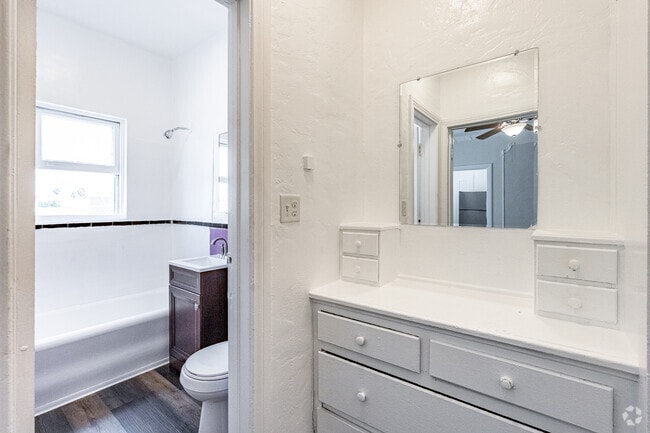 Estudio - 450 pies cuadrados - Baño - Park Gramercy Apartments
