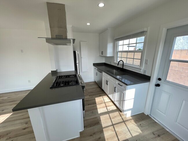 Building Photo - 6007 W 85th Plz