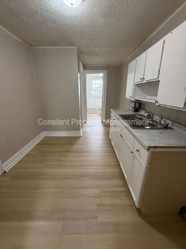 Foto del edificio - 616 W Poplar St