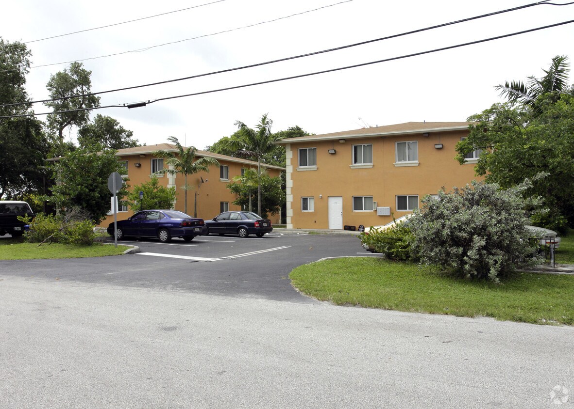 Building Photo - 142-150 NW 166th St