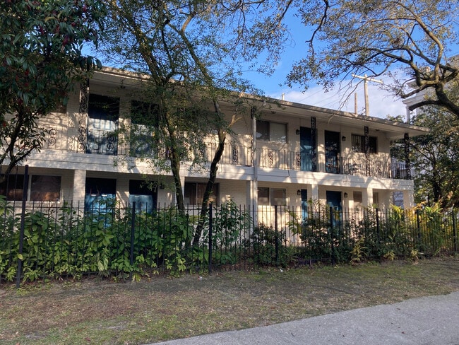 Exterior - 1901 Prytania St