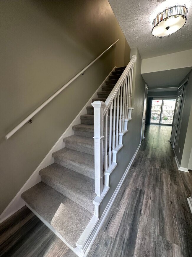 Building Photo - Updated 3-Bedroom End-Unit Condo in Prime ...