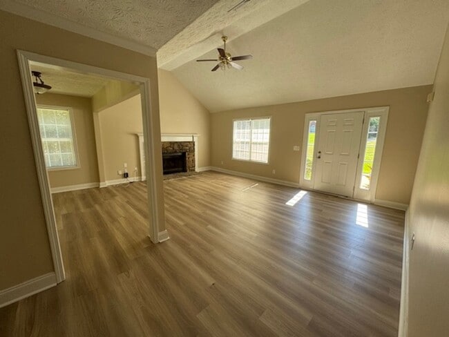 Building Photo - 125 Redwood Dr