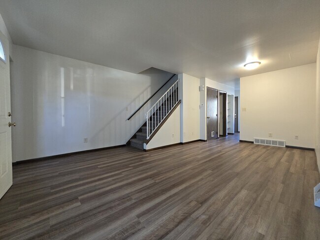 Building Photo - 1421 Oakes Rd