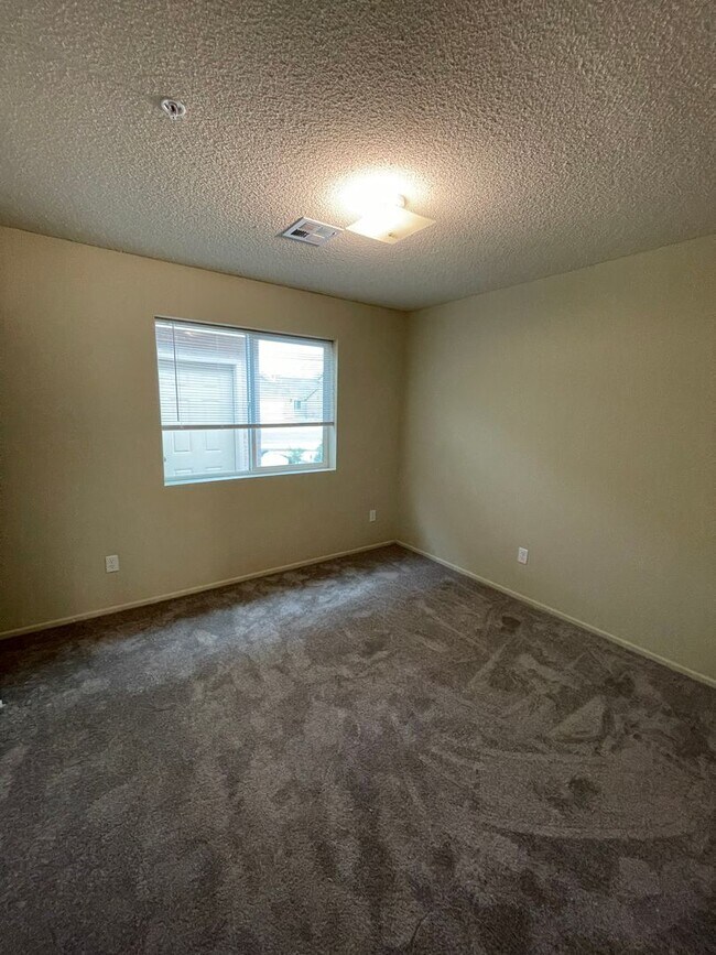 Foto del edificio - Desert Sky Townhome w/ Landscaping and Appliances!