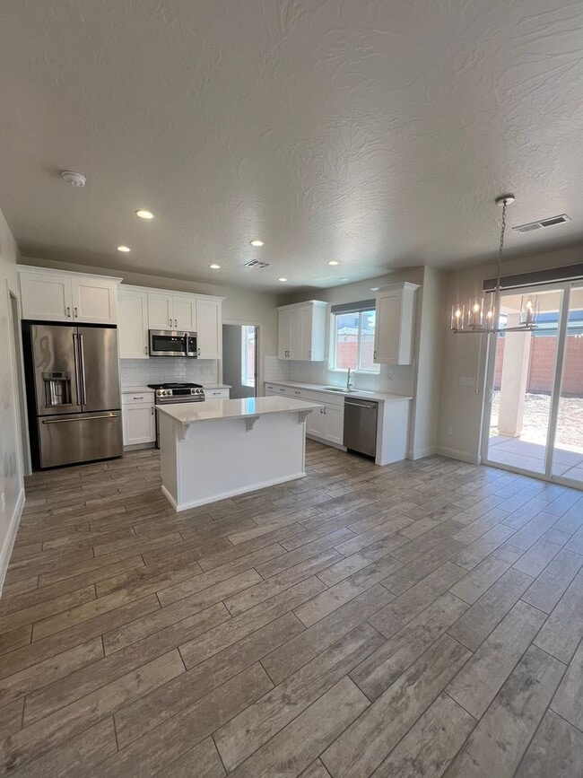 Building Photo - Stunning 5 bedroom, 2.5 bathroom home in d...