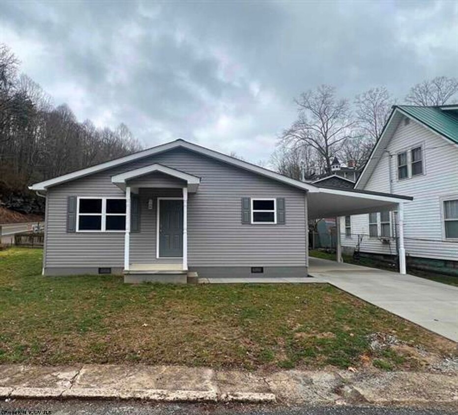 Foto principal - 2 bed, 1 bath house in Glenville, WV.