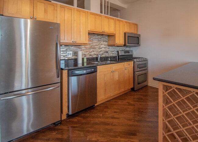 Building Photo - Upgraded 1bed condo with garage parking in...